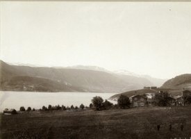 Sygard og nordigard Valde, med Sande i bakgrunn. Fotograf H. H. Lie, ca 1900.